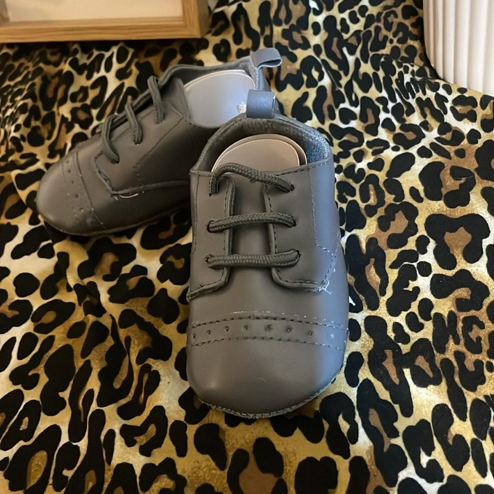 NWT- LITTLE TREASURES SOFT BOTTOM LACE UP SHOES FOR HIM. SIZE: 12-18 months.GRAY